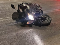 Мотоциклист врезался в отбойник на 65-м шоссе, он в тяжелом состоянии