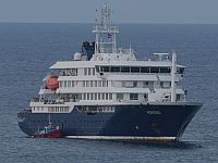 Лайнер с носителями хантавируса прибыл в испанский порт