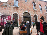 СМИ: причиной отставки жюри Венецианской биеннале могла быть угроза израильского художника