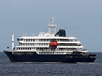 Лайнер, на котором произошла вспышка хантавируса, прибыл на Канары. Фоторепортаж