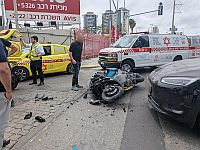 Мотоциклист столкнулся с машиной в Петах-Тикве, он в тяжелом состоянии