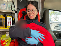 Нашли по ДНК: полиция задержала причастного к оставлению младенца на лестнице в Хадере