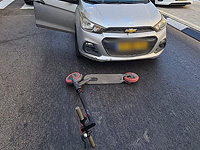 Электросамокат врезался в столб в Тель-Авиве, 26-летний мужчина в тяжелом состоянии
