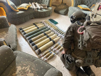 Различные виды оружия и боеприпасов, обнаруженные ЦАХАЛом в Бинт-Джбейле