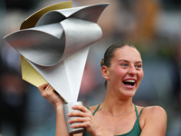 Теннис. Финал турнира в Мадриде. Марта Костюк победила Мирру Андрееву