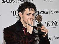 Али Луи Бурзги посвятил премию 
