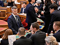 Парламент Венгрии проголосовал за сокращение зарплат министров и депутатов на десятки процентов