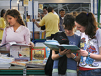 Опрос к Неделе книги: израильтяне хотят читать больше, но не находят на это времени