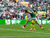Мексиканцы победили в матче открытия. Три удаления