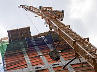 Минтруда потребовало приостановить использование кранов, предназначенных для высотного строительства