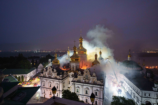 Киево-Печерская лавра в огне после российского удара. Фоторепортаж