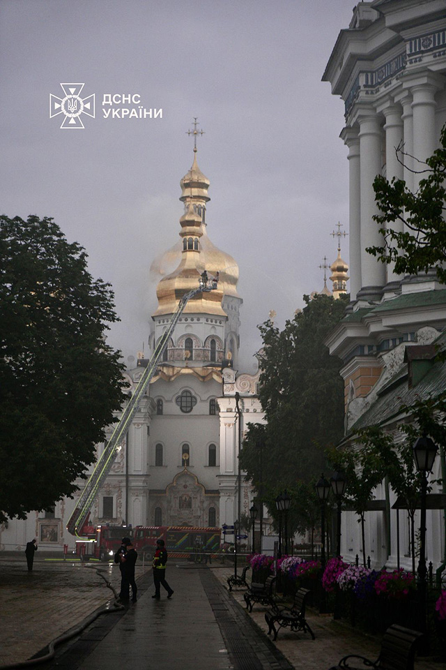 Киево-Печерская лавра в огне после российского удара. Фоторепортаж
