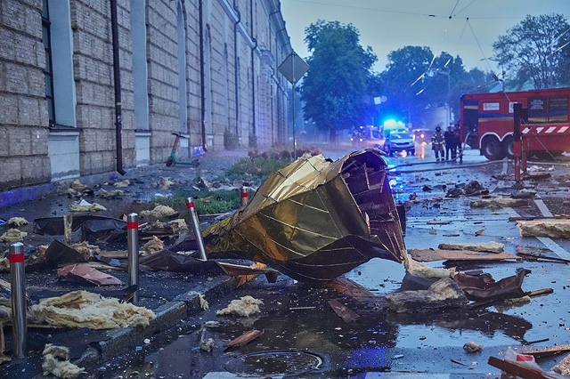 Киево-Печерская лавра в огне после российского удара. Фоторепортаж