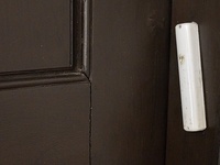 Журналист Гай Мероз впервые установил мезузу