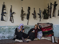 Талибы запретили смартфоны для государственных служащих