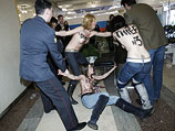 Акция FEMEN на избирательном участке в Москве. 4 марта 2012 года