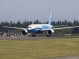 В аэропорту Новосибирска грузовой Boeing врезался в световую опору