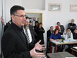 Министр просвещения Израиля Гидеон Саар в ульпане 