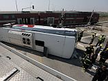 Водитель автобуса заявил, что другие машины заблокировали ему выезд с железнодорожных путей. 