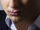Петербургский художник зашил себе рот в поддержку Pussy Riot