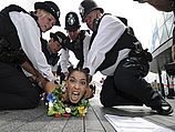 Задержание активисток FEMEN в Лондоне. 02.08.2012