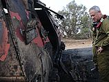Начгенштаба ЦАХАЛ генерал Бени Ганц осматривает сгоревший броневик на египетской границе. 06.08.2012