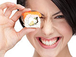 Один из ресторанов Майами, находящийся в Catalina Hotel & Beach Club's Kung Fu Kitchen and Sushi, экономит время и деньги на мытье посуды, используя в качестве тарелок обнаженные тела (иллюстрация)