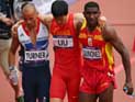 Бег с барьерами: олимпийский чемпион получил травму, но допрыгал до финиша на одной ноге