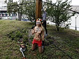 Активистки FEMEN спилили крест в поддержку Pussy Riot. Киев, 17.08.2012
