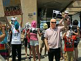 Некоторые участники надели трикотажные цветные маски, подобные тем, какие были на девушках во время скандальной акции в Храме Христа Спасителя. 