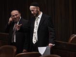 Депутат Кнессета от партии ШАС Авраам Михаэли (слева)