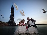Молодожены на фоне Блэкпульской башни (иллюстрация)