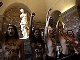 Акция FEMEN в Лувре, вторая справа - Инна Шевченко. Париж, 3 октября 2012 года