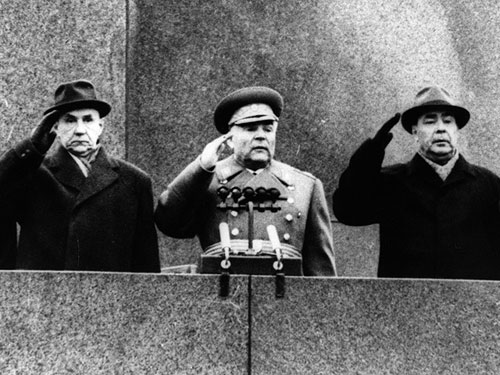 Алексей Косыгин, Родион Малиновский и Леонид Брежнев на трибуне Мавзолея. 7 ноября 1964 года Алексей Косыгин, Родион Малиновский и Леонид Брежнев на трибуне Мавзолея. 7 ноября 1964 года