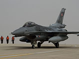 Истребитель F-16 израильских ВВС с подвесными топливными баками