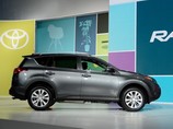 Новый Toyota RAV4 на автосалоне в Лос-Анджелесе, 28 ноября 2012 г.