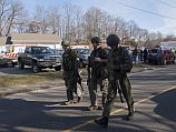 26 человек, включая 18 маленьких детей, были убиты в пятницу утром в начальной школе 