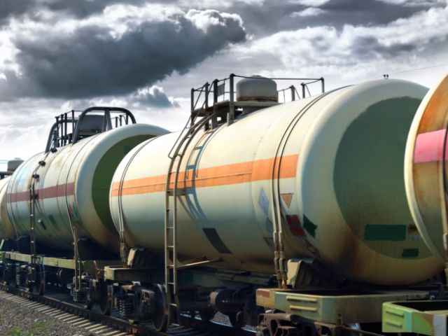 Поезд с химикатами рухнул с моста в реку в Нью-Джерси: более 10 пострадавших