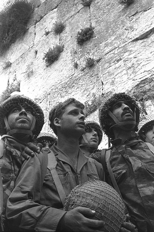 Десантники около Стены Плача. 1967-й год. Фото: Давида Рубингера Десантники около Стены Плача. 1967-й год. Фото: Давида Рубингера
