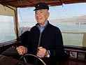 Шимон Перес стал за штурвал и отправился в плавание. ФОТО