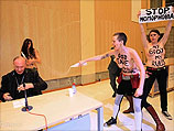 Секстремистки FEMEN атаковали архиепископа Леонарда