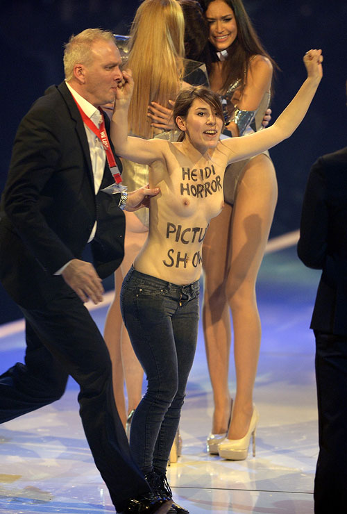 Активистка FEMEN на подиуме шоу Активистка FEMEN на подиуме шоу