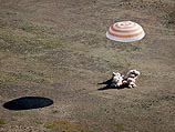 Китайские космонавты вернулись на Землю после 15-дневной экспедиции
