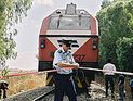 Военнослужащий погиб во время поездки между локомотивом и первым вагоном