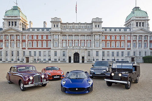 Слева направо: Jaguar MARK VIIM Saloon (1955), Jaguar F TYPE, Jaguar C-X75, Jaguar Range Rover и Jaguar Land Rover (1953) Слева направо: Jaguar MARK VIIM Saloon (1955), Jaguar F TYPE, Jaguar C-X75, Jaguar Range Rover и Jaguar Land Rover (1953)