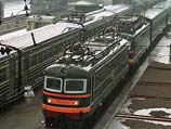 В Москве электричка сбила трех человек, двое из них погибли