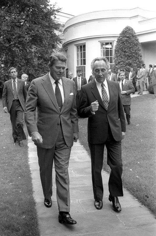 Рональд Рейган и Шимон Перес. 1984 год Рональд Рейган и Шимон Перес. 1984 год