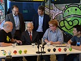 Перес покатался на велосипеде в тель-авивском Google и предложил корпорации взять на работу израильских школьников