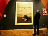 Посетитель музея перед картиной Рене Магритта 