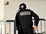 Захватив заложников в парижском банке, налетчик потребовал социальное жилье